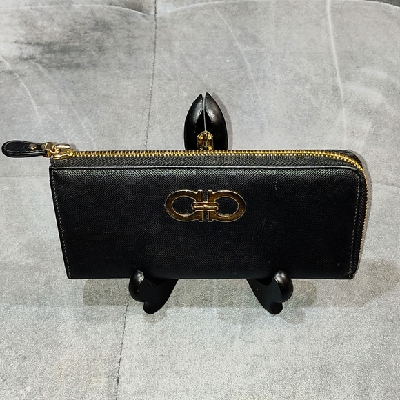 SALVATORE FERRAGAMO GANCIO BLACK SAFFIANO LEATHER ZIP AROUND LONG WALLET EUC - Picture 8 of 17